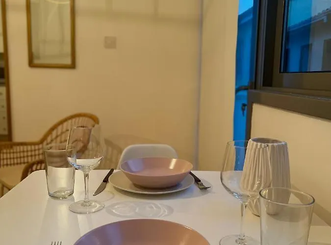 Rhea Down Town Апартаменти